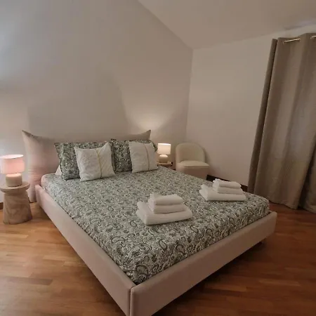 Casa Themeo - Centro Citta Intra Ferienhaus